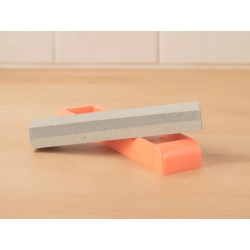 Ostrzałka kamienna do noży nożyczek dwustronna prostokątna na podstawce