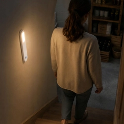 Lampka LED z czujnikiem ruchu USB magnetyczna do szafy na schody 1,5W biała