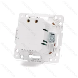 Podwójne gniazdo USB 230V/5,1V w białej obudowie dla wygody ładowania urządzeń