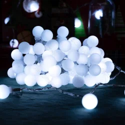 Lampki choinkowe mleczne kulki 50 LED 5m na 3 baterie AA zimne światło