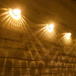 Lampa ścienna solarna LED RGB czarna do efektownego oświetlenia zewnętrznego - czarna kopuła z fakturą plastra miodu