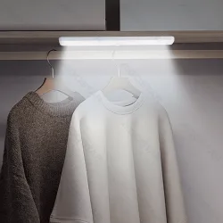Lampa LED Aigostar 273230748 z czujnikiem ruchu 6500K zimna na baterie 3xAA praktyczne oświetlenie