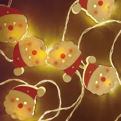 Lampki choinkowe 10 LED na 3 baterie AA z drewnianą zawieszką Mikołaj dla przytulnego klimatu
