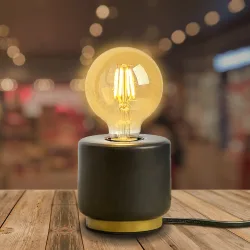 Lampa stołowa czarna z kolumnową podstawą na żarówkę E27 praktyczna i stylowa