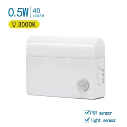 Lampa nocna LED z czujnikiem ruchu n baterie Ciepła